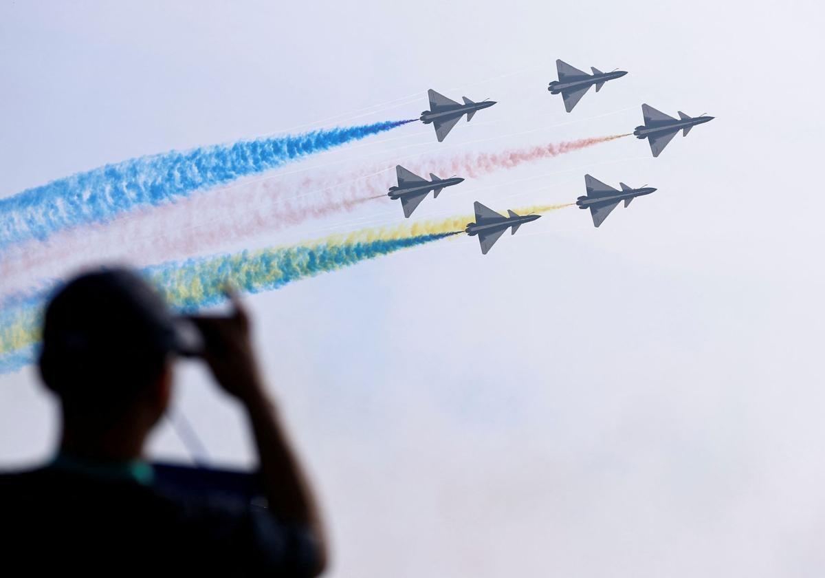 Cazas del ejército chino realizan una exhibición en la Feria Internacional de la Aviación de Zuhai