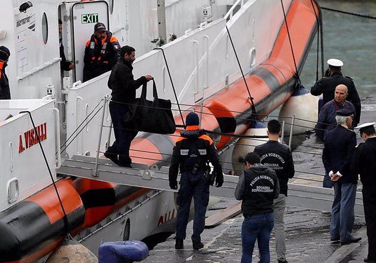 migrantes llegan a las costas italianas desde Albania