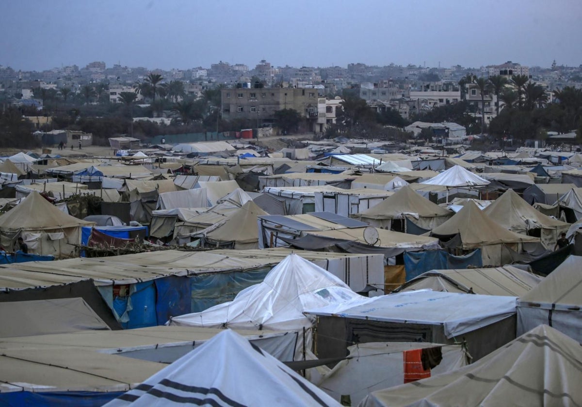 Palestinos desplazados cerca del campo de refugiados de Al Nuseirat, en el centro de Gaza