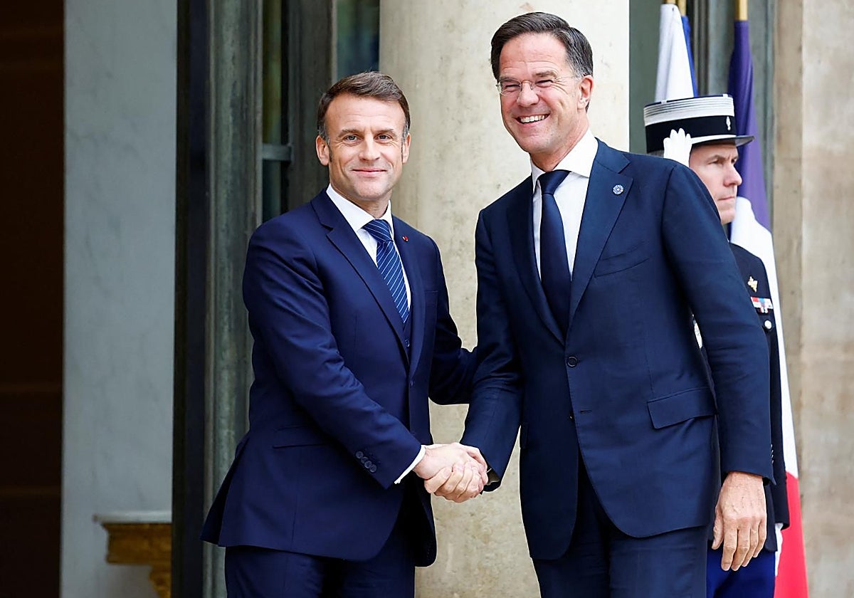 Emmanuel Macron recibe a Matt Rutte en el palacio del Elíseo, en París