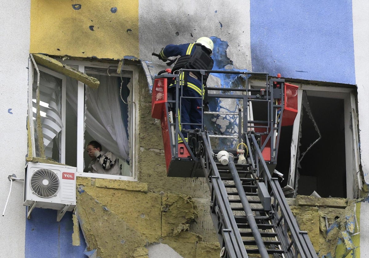 Un ataque con drones rusos sobre un edificio de viviendas de siete plantas de Járkov ha dejado al menos cuatro heridos