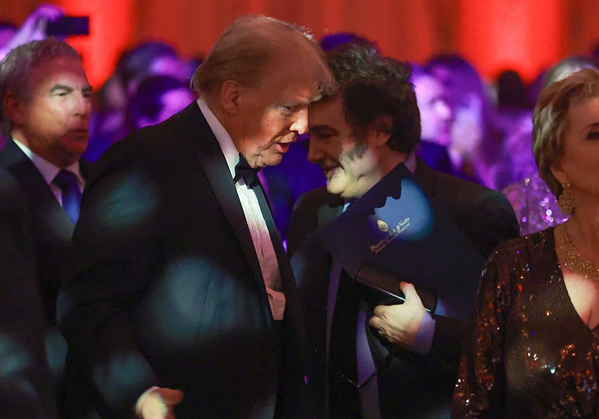 Donald Trump y Milei conversan durante su encuentro.