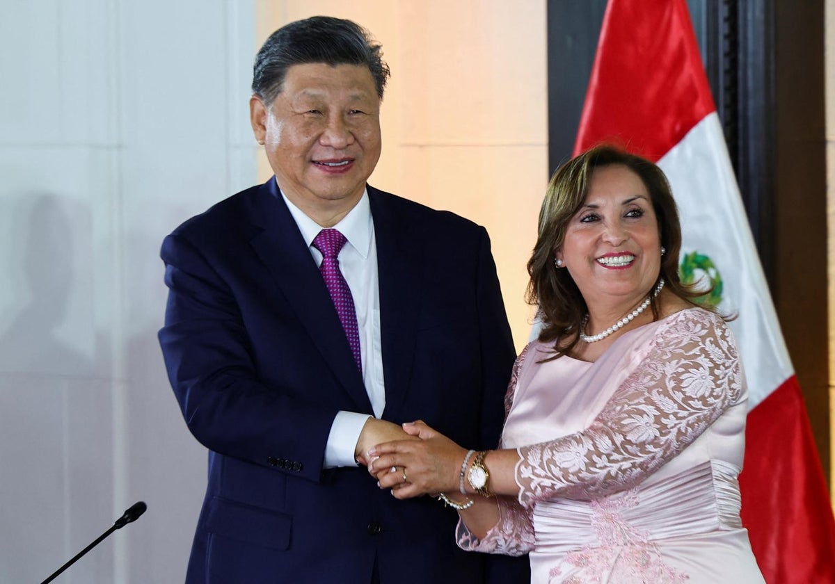 El presidente chino , Xi Jinping, y la presidenta de Perú, Dina Boluarte, se dan la mano durante una ceremonia de firma de acuerdos en el palacio de Gobierno, al margen del Foro de Cooperación Económica Asia-Pacífico (APEC)