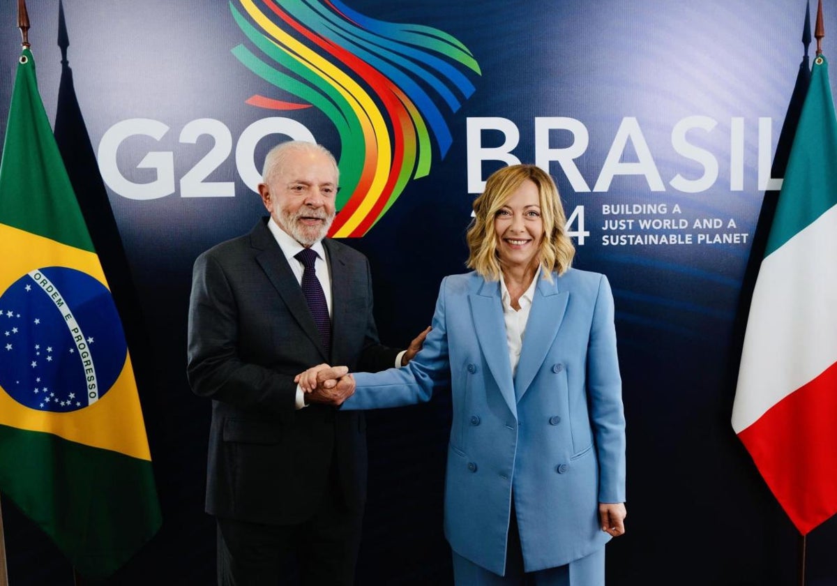 La primera ministra italiana, Giorgia Meloni (dcha.), y el presidente brasileño, Luiz Inácio Lula da Silva, durante su reunión en Río de Janeiro