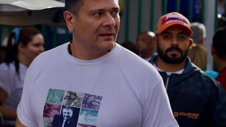 Superlano viste una camiseta con la imagen de Edmundo González