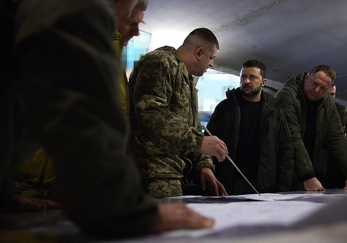 El presidente Zelenski y el Jefe de la Oficina del Presidente de Ucrania Andriy Yermak, visitando la 25ª Brigada Aerotransportada Separada en Pokrovsk