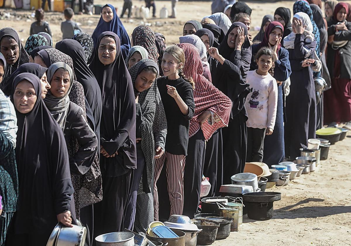 Colas de civiles gazatíes a la espera del reparto de ayuda