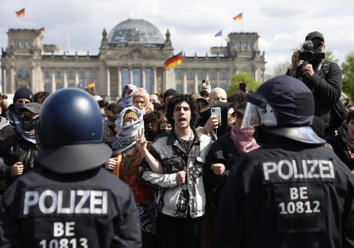 Manifestantes frente que alberga el Bundestag