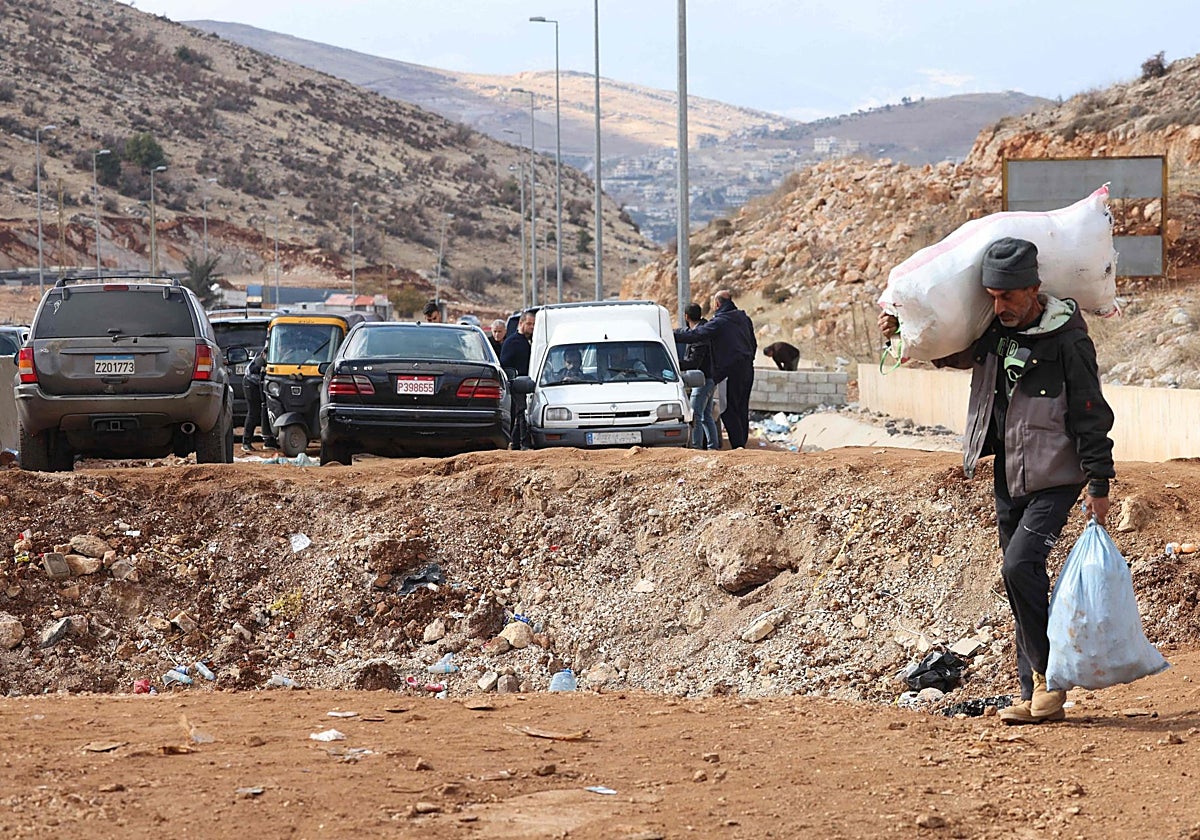 Un hombre huye de Líbano por los bombardeos de Israel