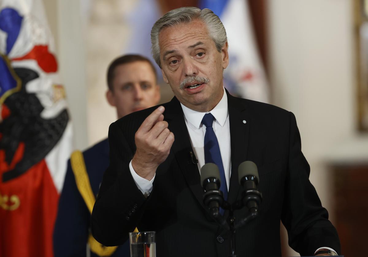 El expresidente de Argentina, Alberto Fernández, en el palacio de La Moneda el 5 de abril de 2023