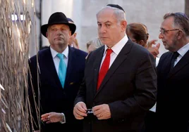 Benjamin Netanyahu (centro), y el primer ministro húngaro, Viktor Orban, leen los nombres de las víctimas húngaras del Holocausto