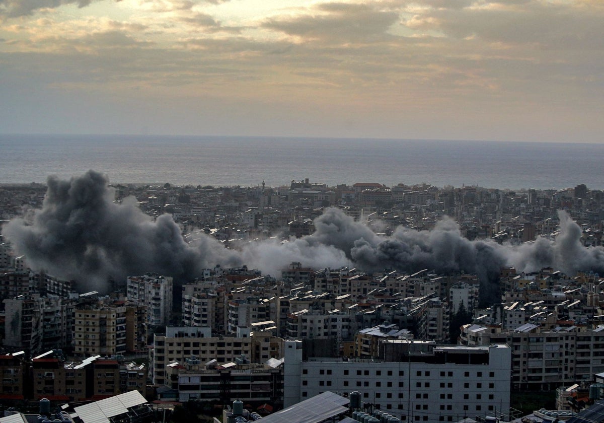 Densas columnas de humo tras un ataque aéreo israelí que tuvo como objetivo una zona del suburbio sur de Beirut