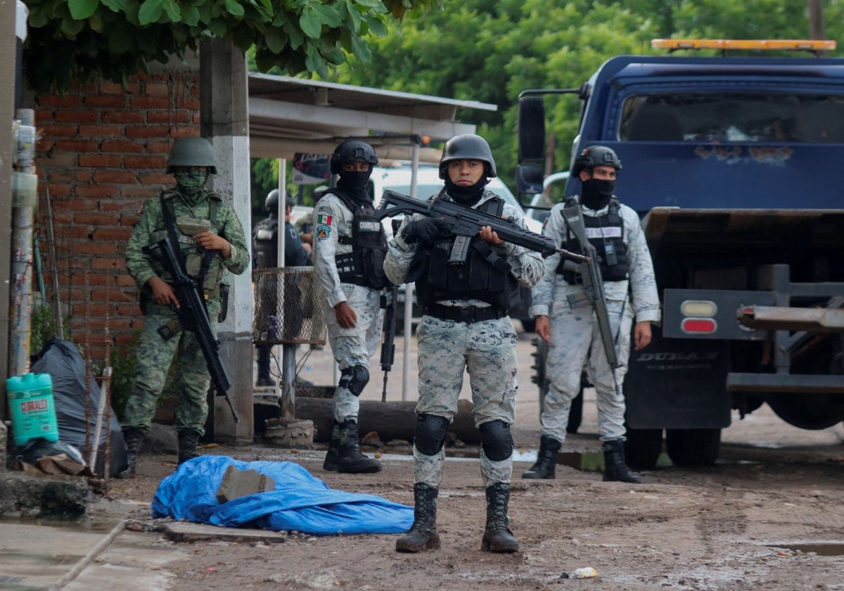 Fuerzas de seguridad mexicanas responden en la escena de un crimen en medio de una ola de violencia entre grupos armados en Culiacán