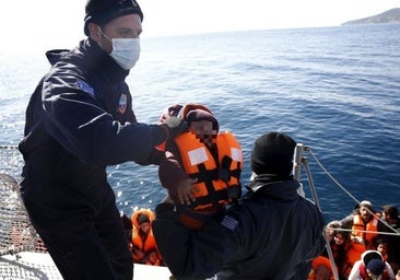 Al menos ocho inmigrantes, entre ellos seis menores, mueren en un naufragio en Grecia