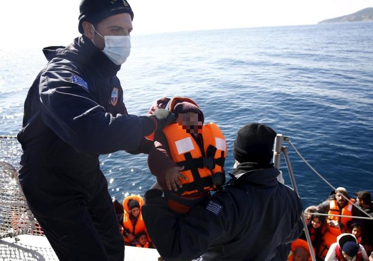 Imagen de archivo de la Guardia Costera griega durante un rescate