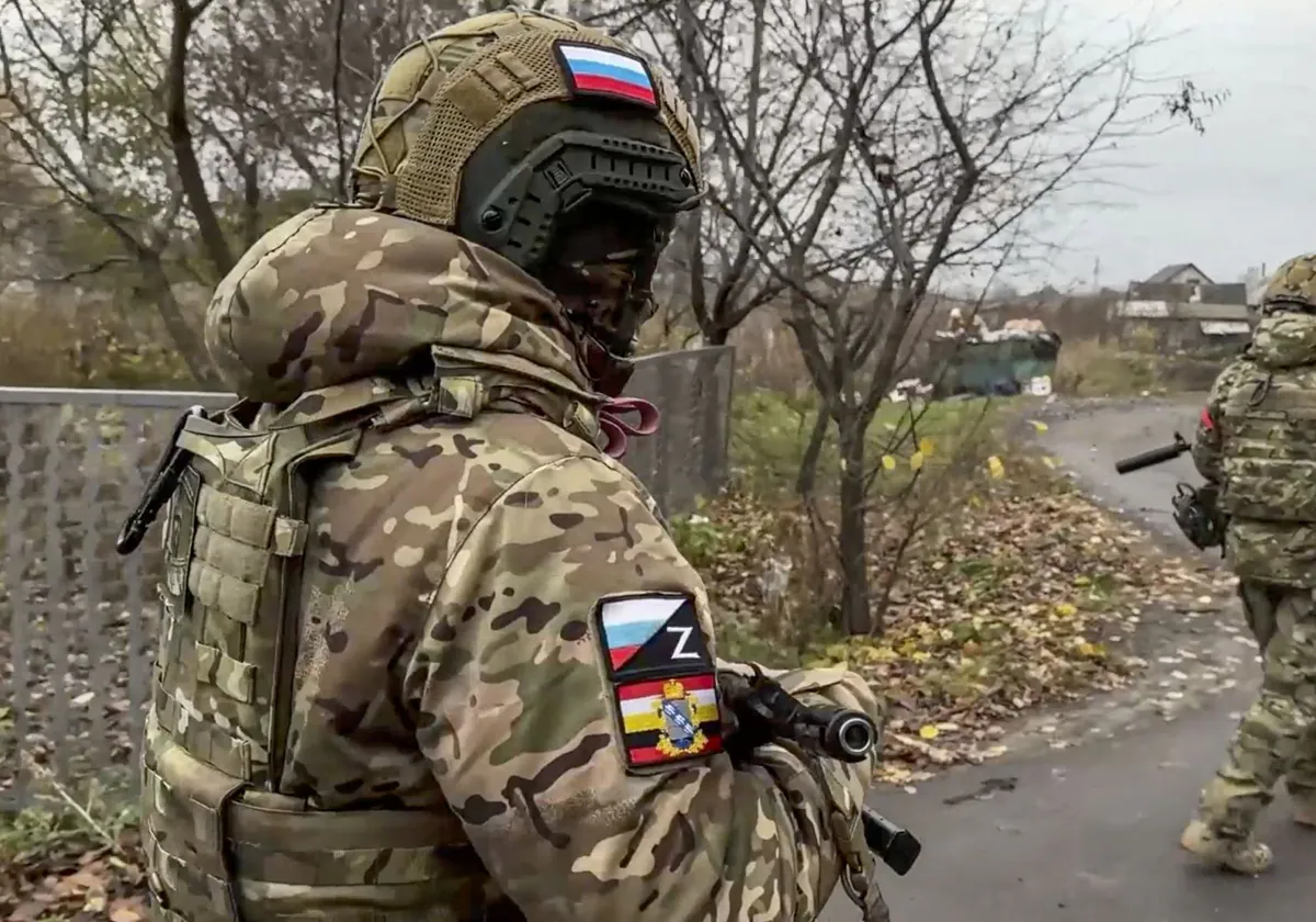 Dos voluntarios militares rusos de la formación 'Bars-Kursk' patrullan la aldea de Korenevo, región de Kursk, Rusia