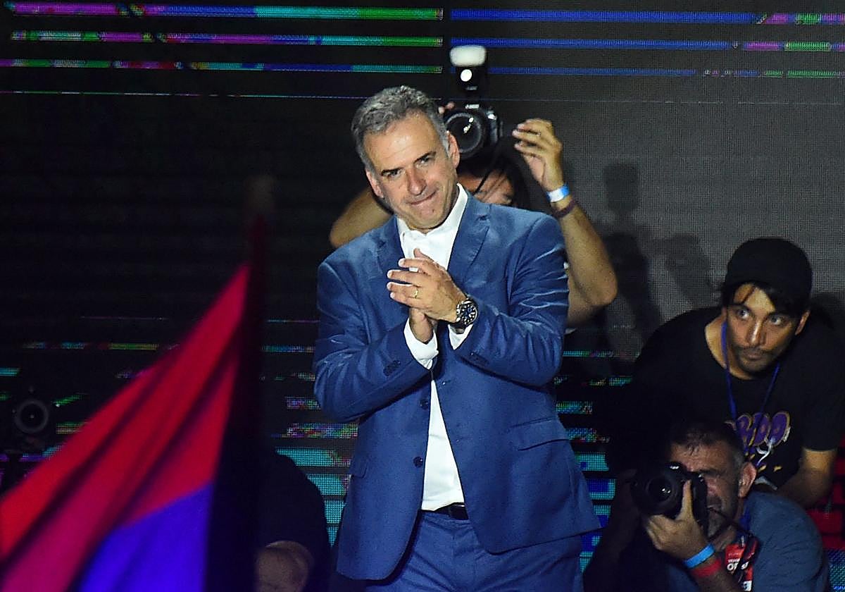 Yamandú Orsi, del Frente Amplio, celebra el triunfo en Montevideo