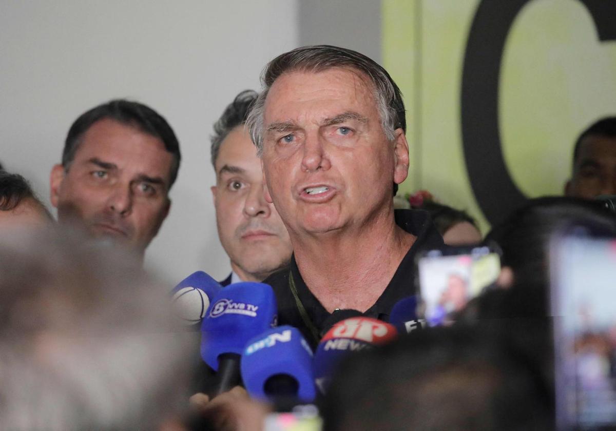 El expresidente de Brasil Jair Bolsonaro habla con los medios a su llegada al Aeropuerto Internacional Presidente Juscelino Kubitschek en Brasilia