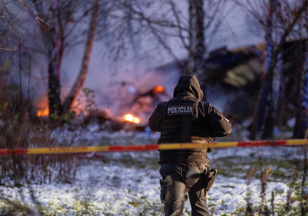 Un policía trabaja en el lugar donde se estrelló el avión.