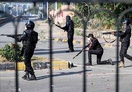 La policía pakistaní arresta a miles de personas en las protestas que piden la liberación de Imran Khan