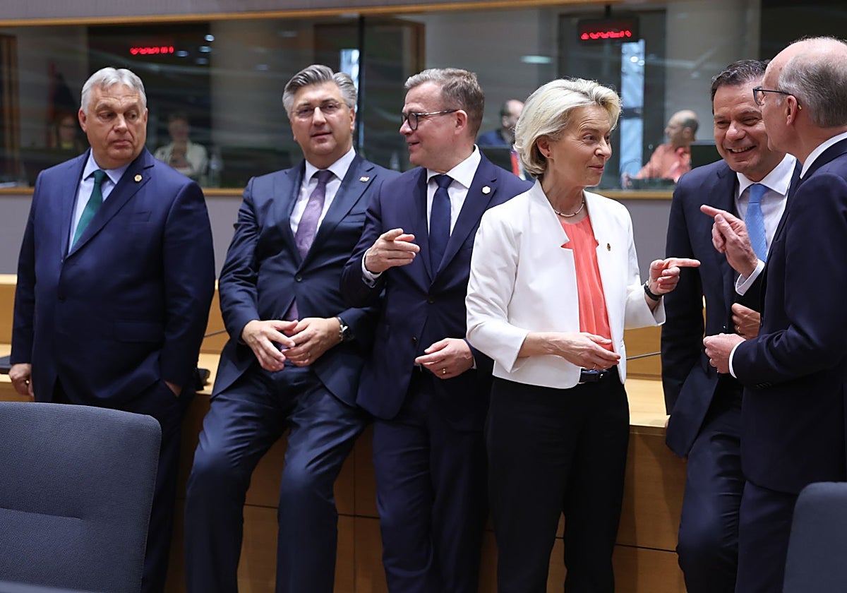 Von der Leyen charla con otros miembros del Consejo Europeo