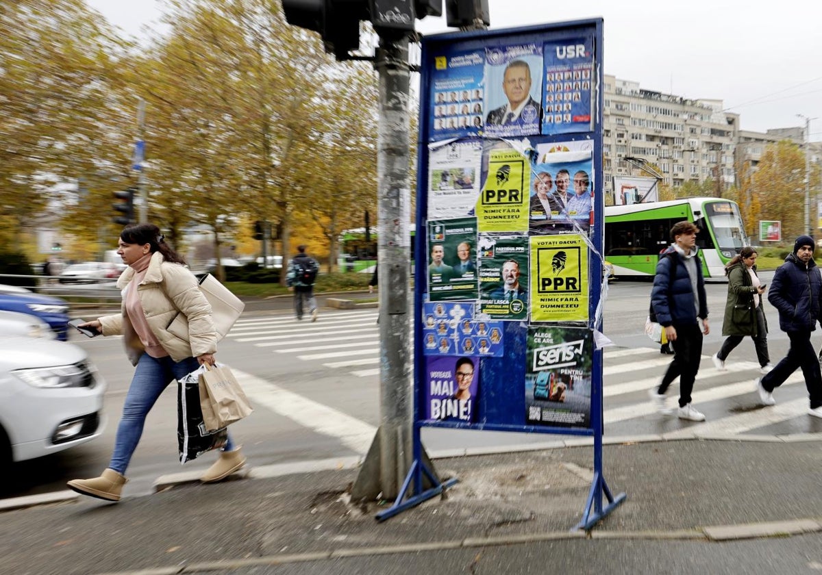 Carteles electorales en la capital rumana, Bucarest