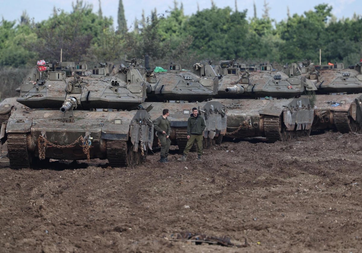 Tanques israelíes aparcados en un campo a su regreso a Israel tras el alto el fuego con Hezbolá, en Metula, norte de Israel