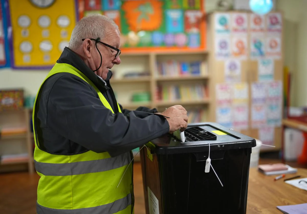 Un hombre vota en las elecciones de Irlanda