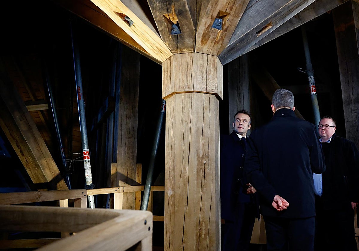 El presidente francés, Emmanuel Macron (i), visita la catedral de Notre-Dame de París, en París