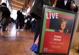 Angela Merkel sale de gira mundial con su libro