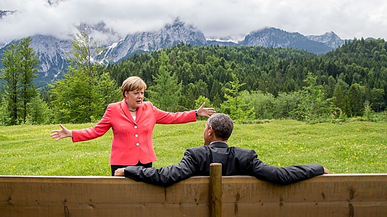 Foto de archivo: la excanciller alemana, Angela Merkel, conversa con el expresidente estadounidense, Barack Obama