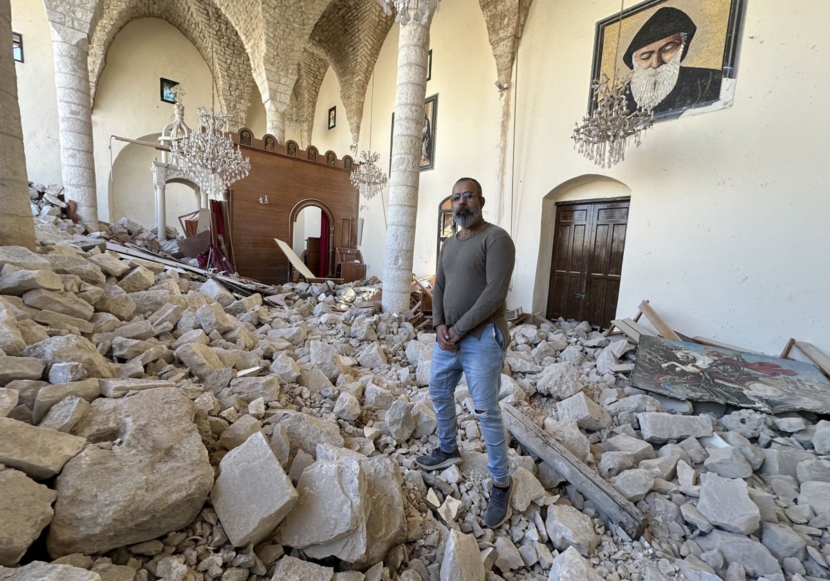 Sólo una pared se mantiene en pie en la iglesia de San Jorge, Derdghaya, con una imagen de la virgen y otra de San Sarbelio
