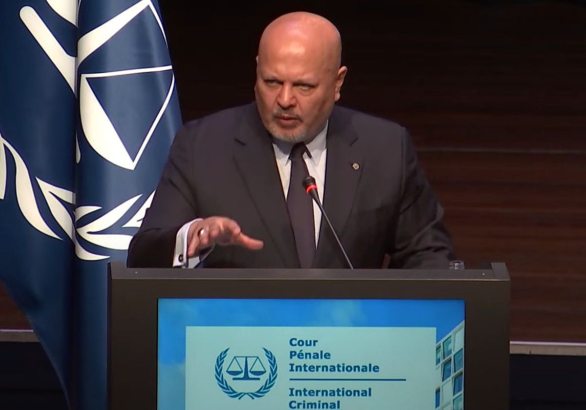 El fiscal jefe Karim Khan pronuncia un discurso durante el inicio de la XXIII sesión de los Estados Partes de la CPI