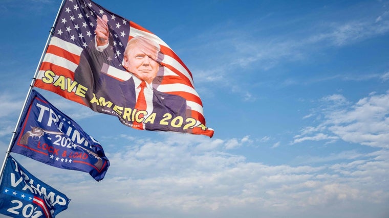 Banderas en apoyo del presidente electo de Estados Unidos, Donald Trump, ondean cerca del Club Mar-a-Lago