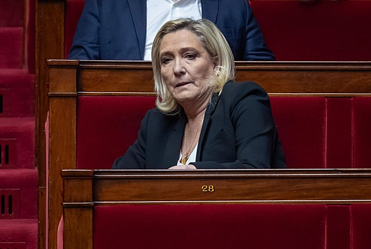 Marine Le Pen asiste a la sesión semanal de preguntas al gobierno , en la Asamblea Nacional en París