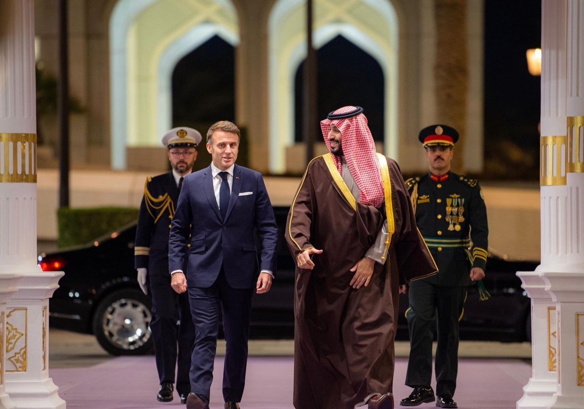 Macron durante la visita a Arabia Saudí, junto a Bin Salman