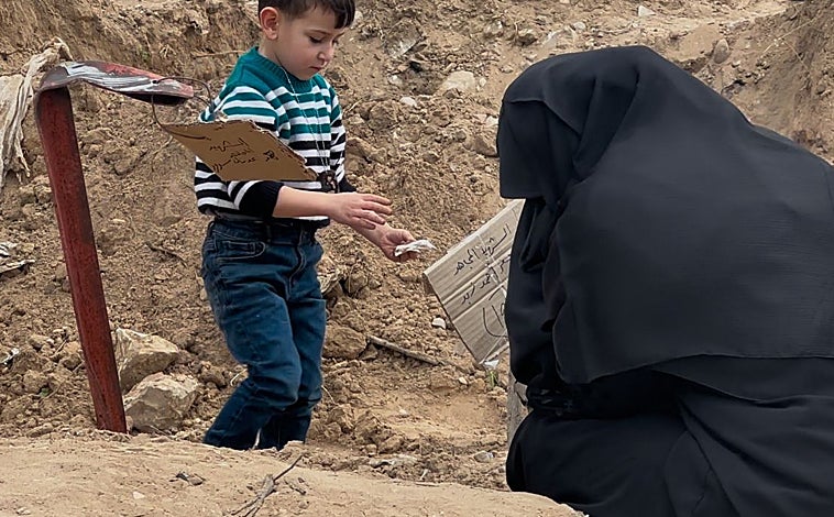 Imagen principal - Una fosa temporal, a la espera de la retirada de Israel