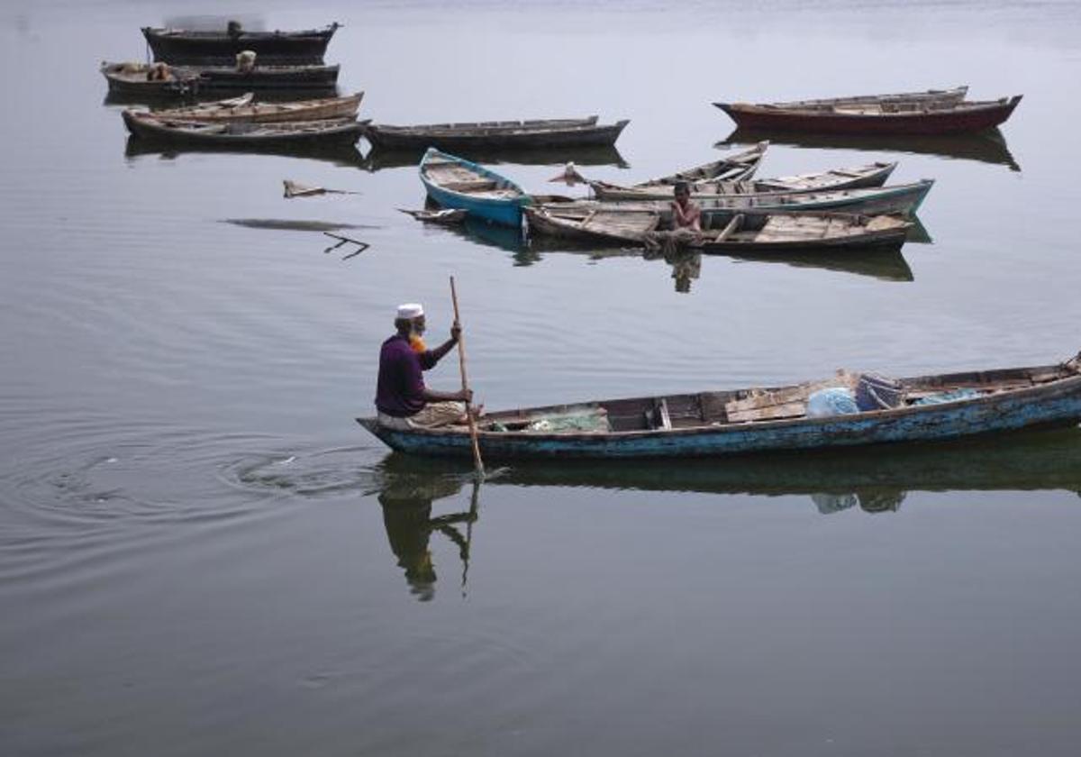 Imagen de archivo de un barco cruzando un río en China