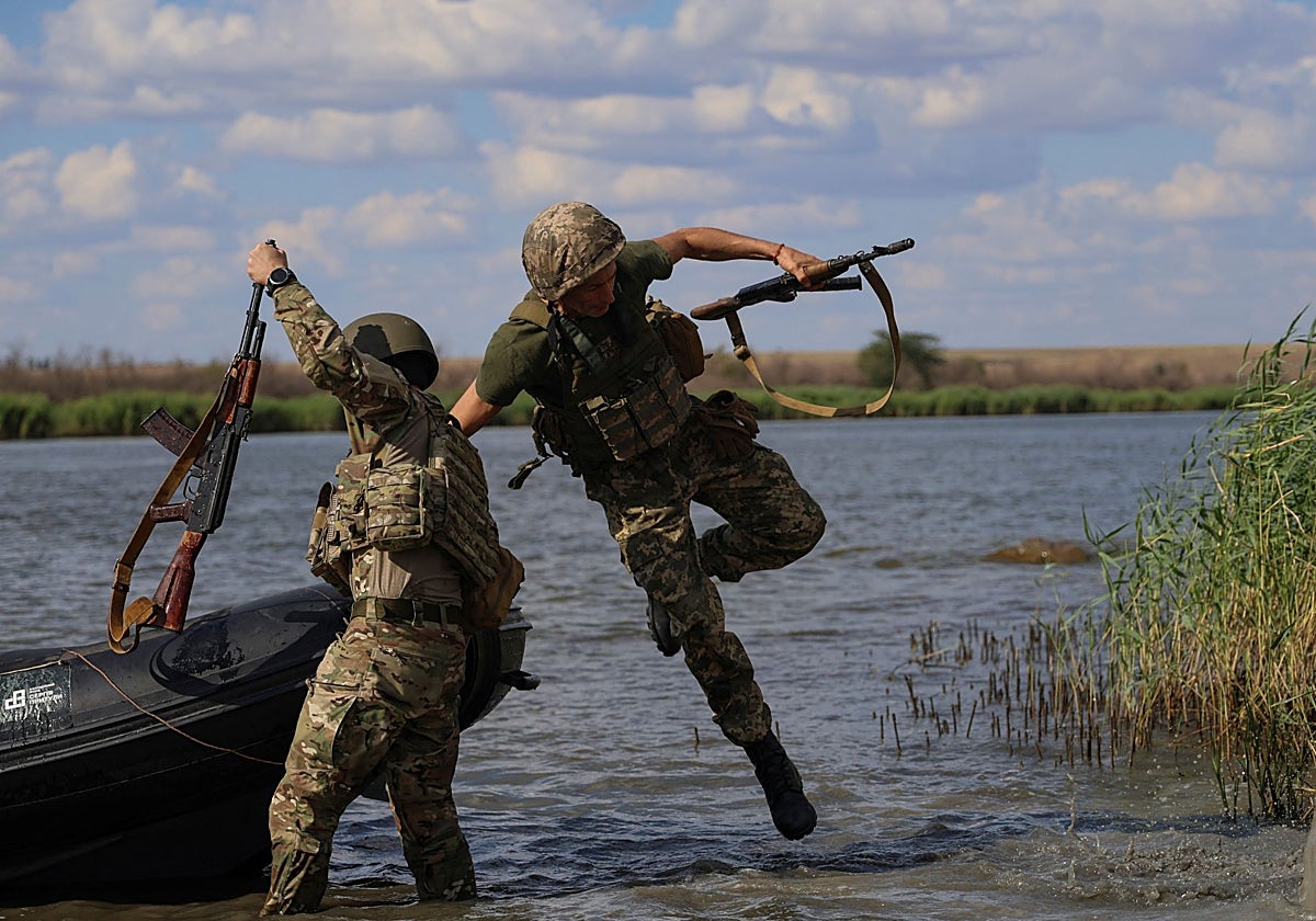 Militares ucranianos participan en un ejercicio militar en un río en la región de Jerson