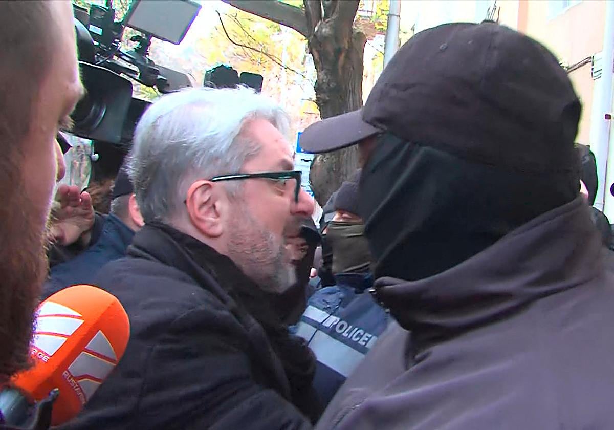 Nika Gvaramia rodeado de Policía.