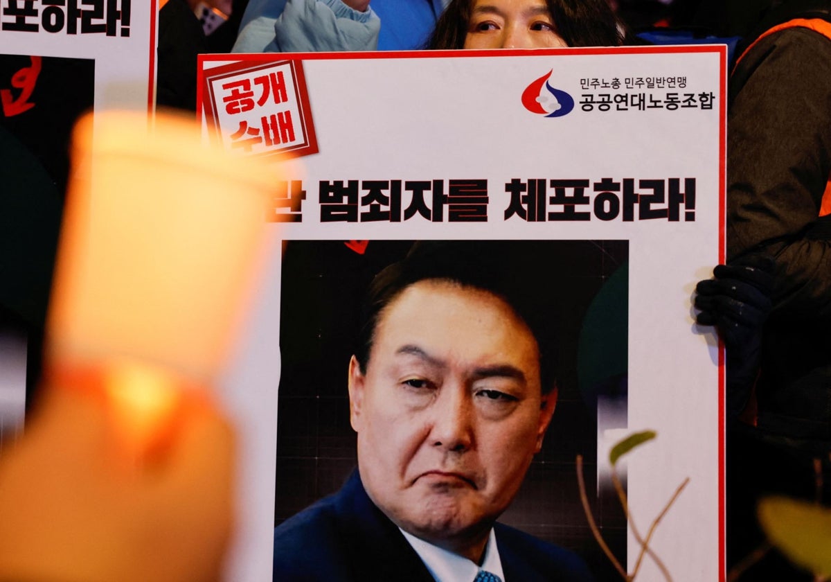 Protestas durante una vigilia para pedir la dimisión del presidente surcoreano, Yoon Suk-yeol, en Seúl
