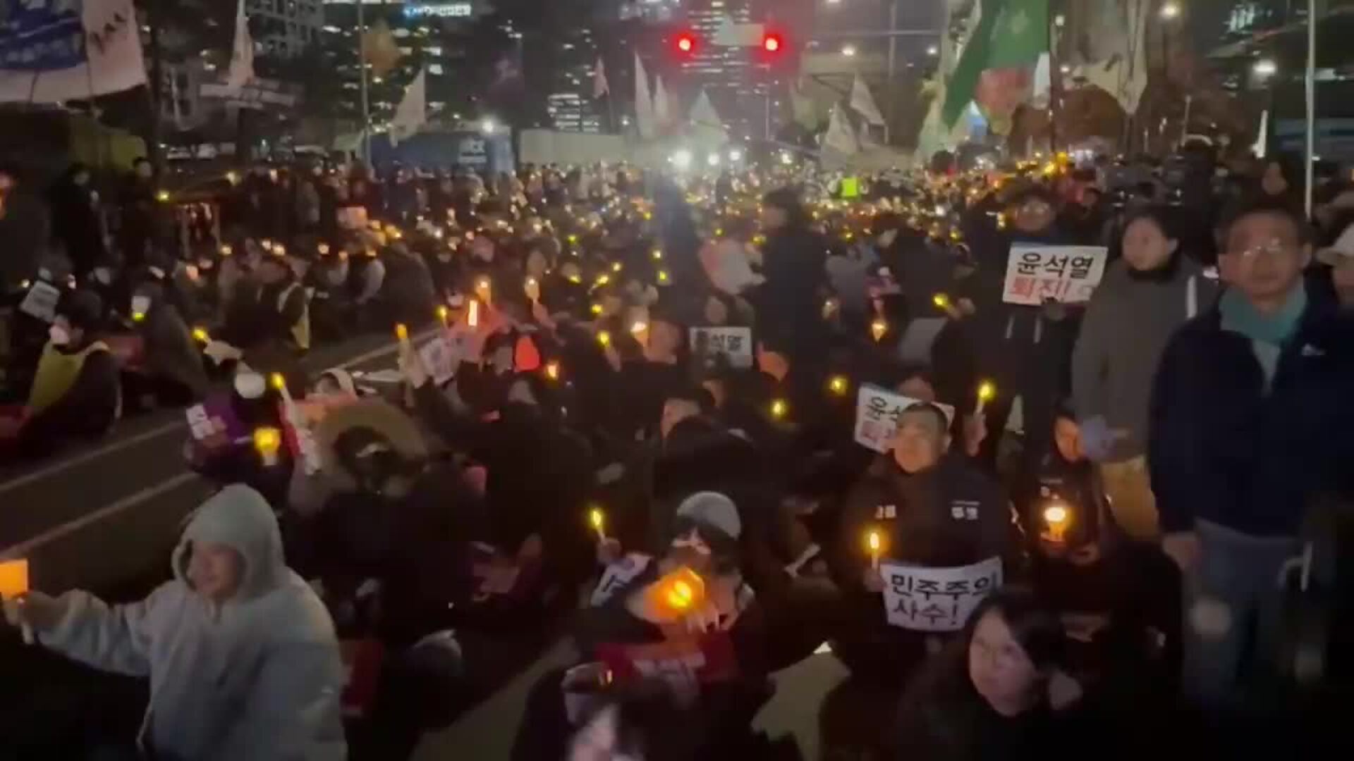 El presidente surcoreano, más cerca de ser destituido tras perder el apoyo del líder de su partido