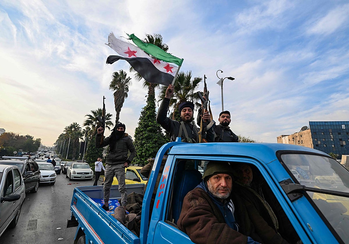 Combatientes antigubernamentales llegan a la Plaza de los Omeyas en Damasco