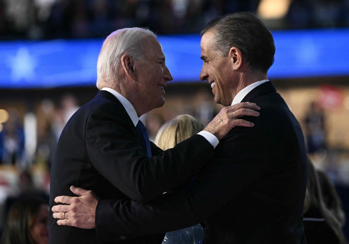 Biden abraza a su hijo Hunter