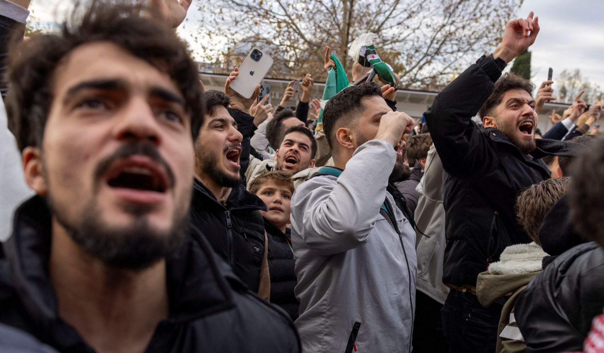 Los residentes sirios en Turquía celebran el fin del régimen de Assad en Siria después de que los combatientes rebeldes tomaran el control de Damasco