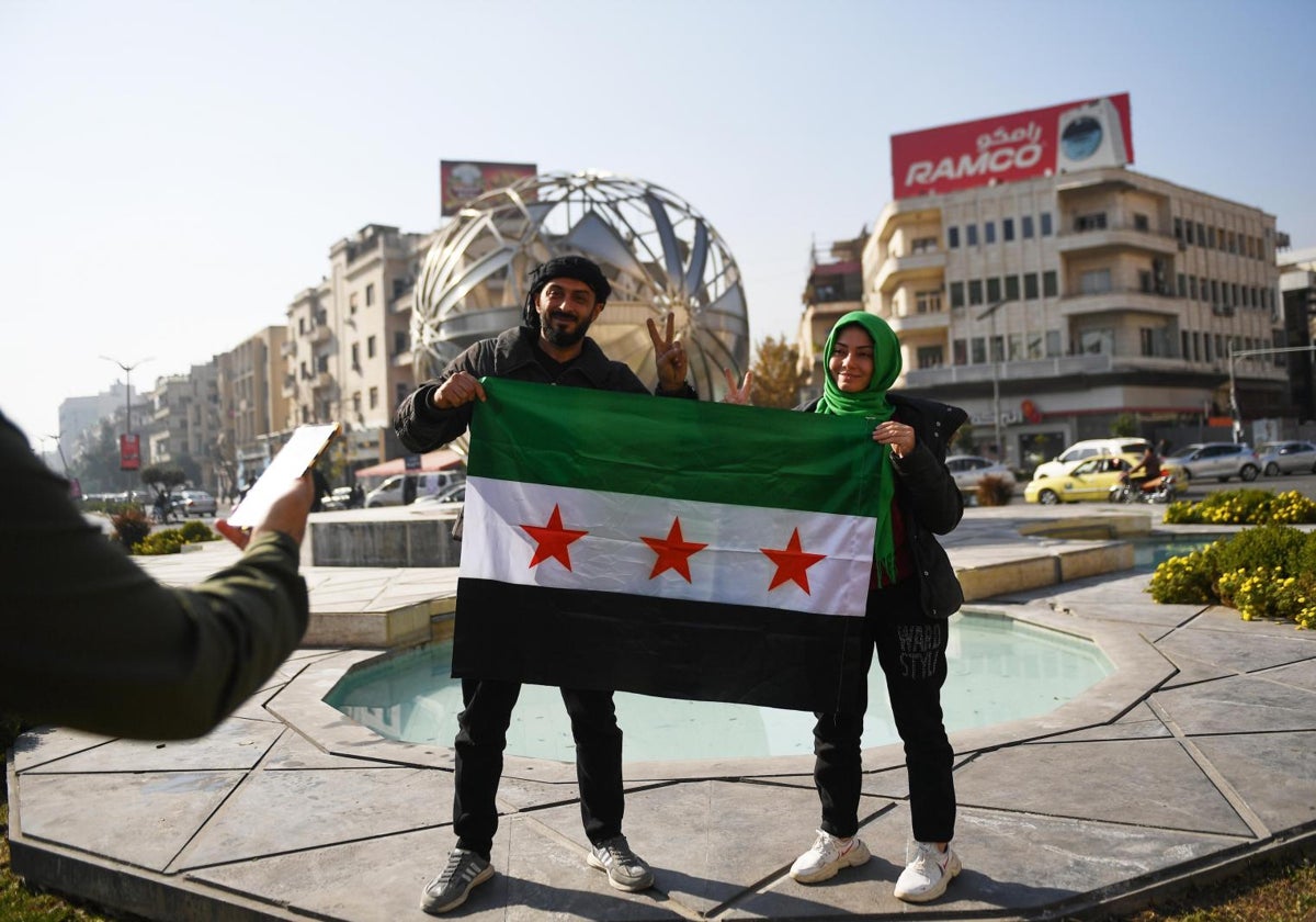 Las calles de Damasco celebran la caída de Al Assad con la bandera de la oposición siria