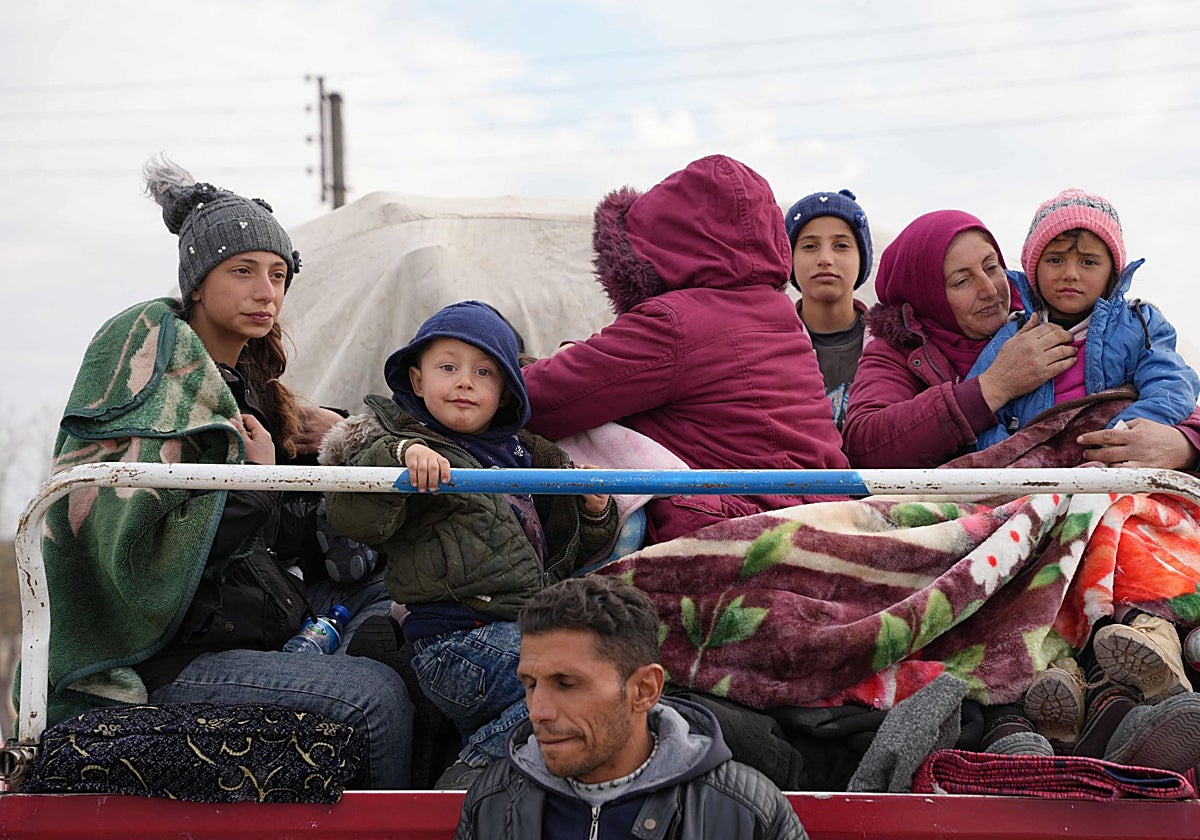 Familias kurdas sirias, desplazadas de sus hogares en la región de Afrín durante la ofensiva turca de 2018 , regresan a sus aldeas en la zona de Afrín, en el norte de Siria
