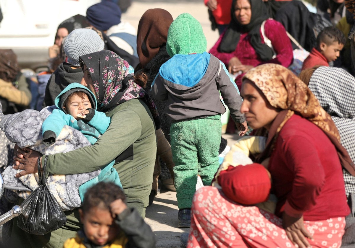 Mujeres desplazadas que huyeron con sus hijos de una zona rural de Alepo la semana pasada