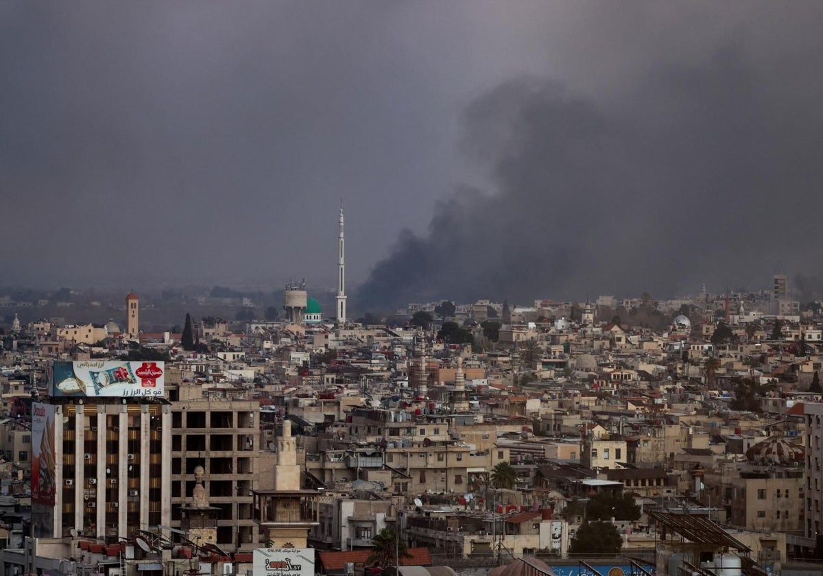 Desde la toma de Damasco el fin de semana, la ciudad amanece cada mañana bajo espesas columnas de humo