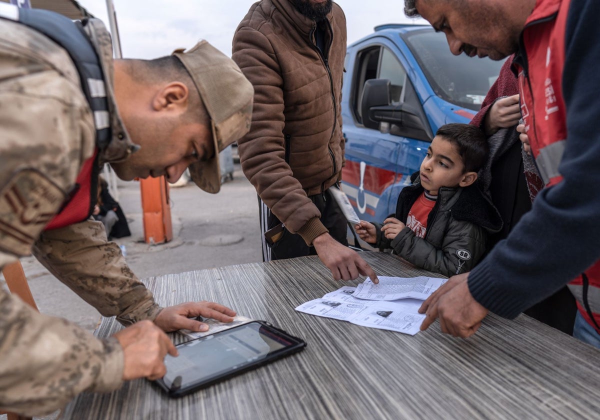 Los sirios cruzan a Siria desde Turquía